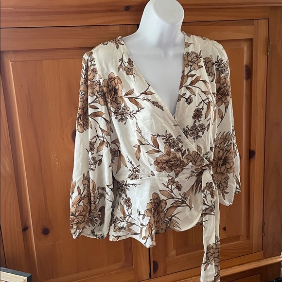 White & Brown Floral Top π€π€ - Picture 3 of 12